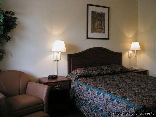 Intown Suites Extended Stay Greensboro Nc - Lanada Номер фото