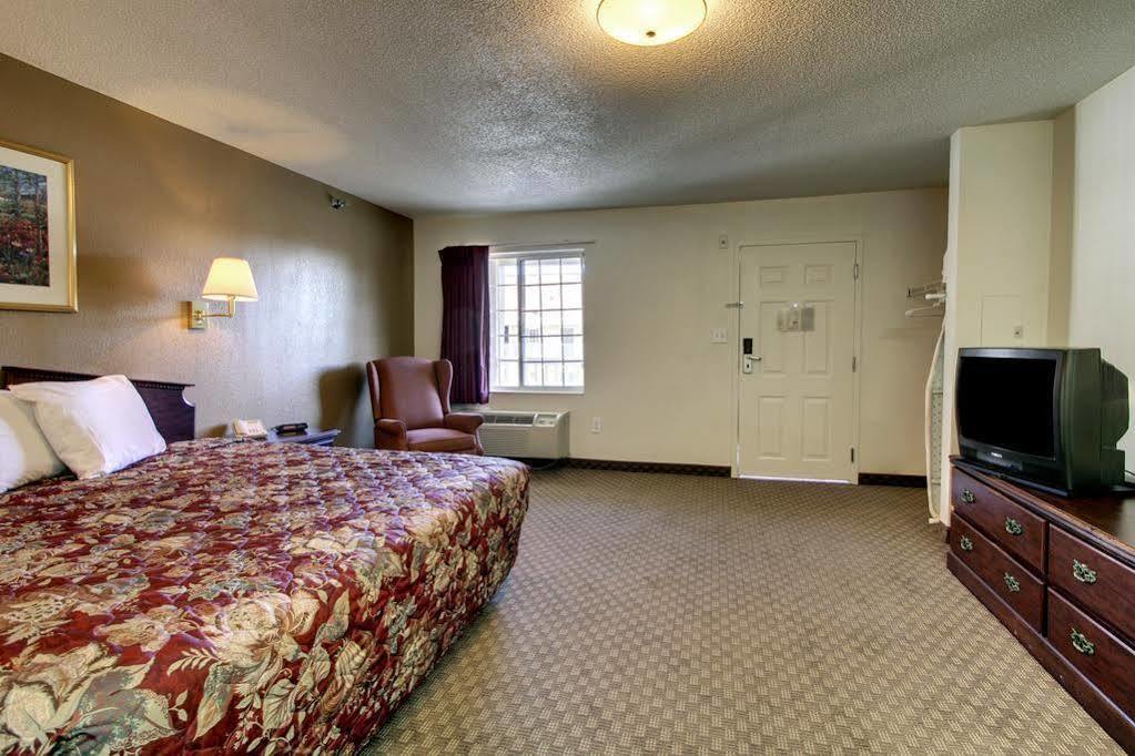 Intown Suites Extended Stay Greensboro Nc - Lanada Экстерьер фото